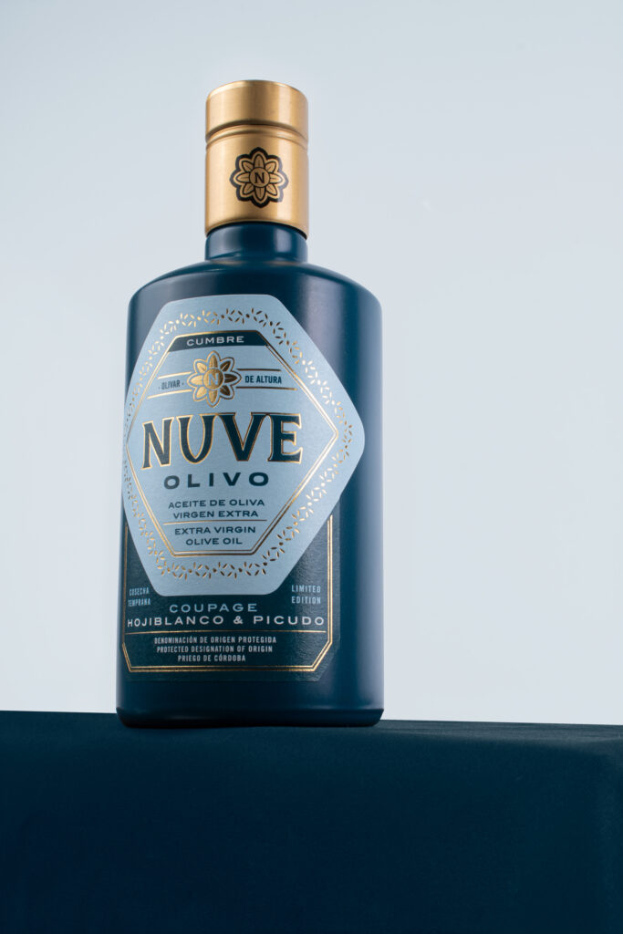 Diseño de botella aceite de oliva premium Córdoba. Pintura y serigrafia más etiqueta Nuve-olivo-diseño-de-etiqueta-aceite-oliva